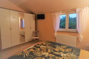 TV a/nebo společenská místnost v ubytování Apartments Coral, Klimno, island Krk