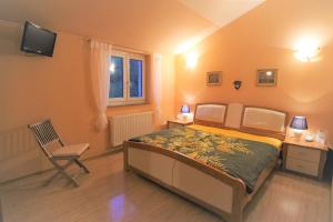 TV a/nebo společenská místnost v ubytování Apartments Coral, Klimno, island Krk