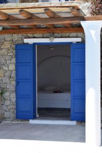 Villa Irini في بانورموس ميكونو: باب ازرق بداخله سرير
