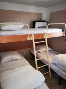 מיטה או מיטות קומותיים בחדר ב-Cocoon mobil home