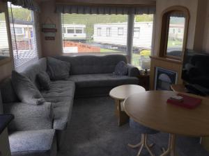 uma sala de estar com um sofá e uma mesa em H15 em Aberystwyth