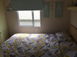 um quarto com uma cama e uma janela em H15 em Aberystwyth