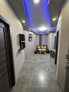 Zimmer mit Sofa und blauer Decke in der Unterkunft COMFORTABLE APARTMENT КОМФОРТНЫЕ АПАРТАМЕНТЫ Self Check In in Yerevan