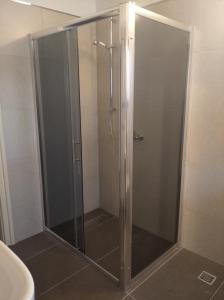 Ένα μπάνιο στο Rooms "Nada Zunic" +35 φωτογραφίες