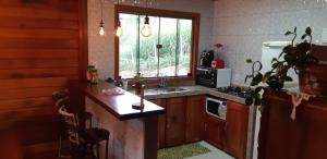 a kitchen with a sink and a window at Recanto Della Mata in Venda Nova do Imigrante