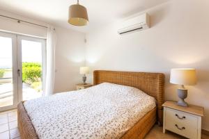 Ένα ή περισσότερα κρεβάτια σε δωμάτιο στο Cozy & Luxurious Getaway - 3 Decks Oceanview & Pool - Sao Jose