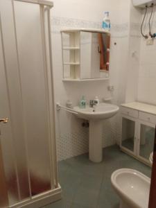 ein kleines Bad mit einem Waschbecken und einer Dusche in der Unterkunft Casa Antonella Caronia Marina in Caronia Marina