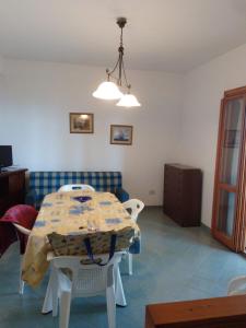 ein Wohnzimmer mit einem Tisch und einem Sofa in der Unterkunft Casa Antonella Caronia Marina in Caronia Marina