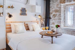 two beds in a room with two glasses of wine at Luxury LeNi Guest House in Murter