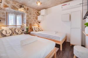 Postel nebo postele na pokoji v ubytování Luxury LeNi Guest House