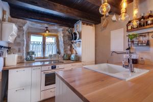 Kuchyň nebo kuchyňský kout v ubytování Luxury LeNi Guest House