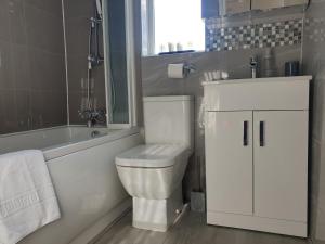 JDB Dartford 2-Bedroom House tesisinde bir banyo