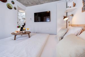 Postel nebo postele na pokoji v ubytování Luxury LeNi Guest House