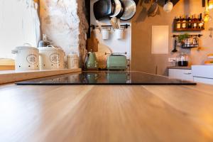 Kuchyň nebo kuchyňský kout v ubytování Luxury LeNi Guest House