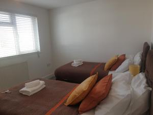 ダートフォードにあるJDB Dartford 2-Bedroom Houseのベッドルーム1室(枕付きのベッド2台付)