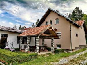 una casa con tetto in costruzione di Kuća za odmor Sunny Lika a Gospić