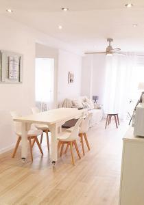 uma sala de jantar branca com uma mesa e cadeiras em Tarragonaapartments Prim Reus em Reus