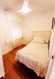 a small bedroom with a bed and a window at Tarragonaapartments Prim Reus in Reus