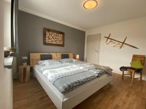 una camera con un grande letto e pavimenti in legno di Ferienwohnug Serrvus a Sonthofen