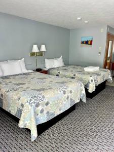 Seacoast Motel tesisinde bir odada yatak veya yataklar