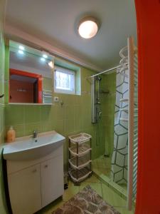 Kúpeľňa v ubytovaní Nóra Apartman
