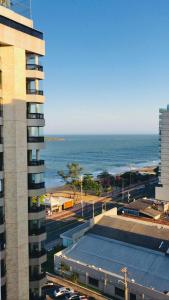 a view of the ocean from a building at ESPETACULAR!! Apto na PRAIA DE ITAPARICA - Com Wi-Fi 360mbps, Ar Condicionado, Estacionamento, Globoplay e Cozinha Completa in Vila Velha