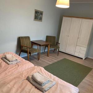 Cette chambre comprend un lit, une table et des chaises. dans l'établissement Ruhige, grüne Oase in Scharbeutz, 200m vom Strand entfernt, à Scharbeutz