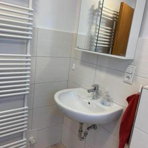 La salle de bains est pourvue d'un lavabo et d'un miroir. dans l'établissement Ruhige, grüne Oase in Scharbeutz, 200m vom Strand entfernt, à Scharbeutz