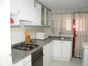 Kuchyň nebo kuchyňský kout v ubytování APARTAMENTO SALINAS IV 9º, Mnostrum Playa de Gandía EXCLUSIVO FAMILIAS