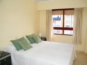 Postel nebo postele na pokoji v ubytování APARTAMENTO SALINAS IV 9º, Mnostrum Playa de Gandía EXCLUSIVO FAMILIAS + 25 fotografií