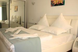 Un pat sau paturi într-o cameră la PASHA HOTEL