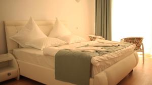 Un pat sau paturi într-o cameră la PASHA HOTEL