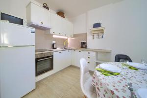 Kuchyň nebo kuchyňský kout v ubytování Apartments Rose