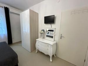 Telewizja i/lub zestaw kina domowego w obiekcie Central Square Guest House