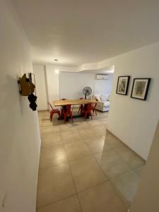 a dining room with a table and a tiled floor at Excelente SEMIPISO vista al Buen Pastor in Cordoba