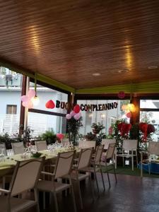A restaurant or other place to eat at Hotel Simon