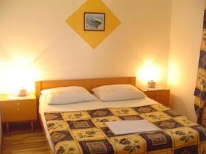 Posteľ alebo postele v izbe v ubytovaní Apartment in Pakoštane with sea view, balcony, WiFi (3539-2)