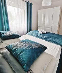 Un pat sau paturi într-o cameră la Apartamenty Alcatraz z Jacuzzi