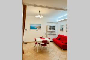 - un salon avec un canapé rouge et une table dans l'établissement San Pietro Loft - appartamento in pieno Centro, à Fondi