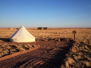 ein weißes Zelt in der Mitte eines Feldes in der Unterkunft Starlight Tent 1 in Holbrook