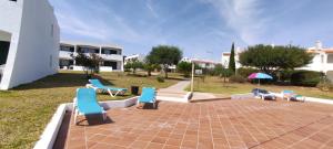 een groep stoelen op een bakstenen patio bij 8 1 Figueirinhas - Casas & Papéis in Armação de Pêra