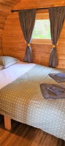Hébergements insolites - Détente en Luberon في Viens: سرير في غرفة خشبية مع نافذة