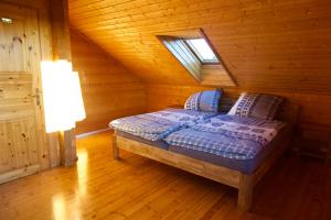 Llit o llits en una habitació de Holzblockhaus Franziska