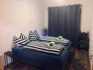 Un dormitorio con una cama con dos animales de peluche encima. en Villa Alma Arlberg, en Warth am Arlberg
