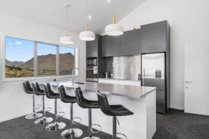 O bucătărie sau chicinetă la MODERN ALPINE LIVING WITH SPECTACULAR VIEW