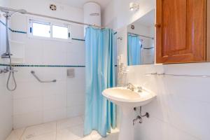 a bathroom with a sink and a shower at Las Coloniales in Sauce de Portezuelo