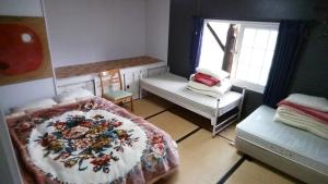 Postel nebo postele na pokoji v ubytování Niseko Higashiyama Guest House
