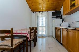 Kuchyň nebo kuchyňský kout v ubytování Apartments Kursan