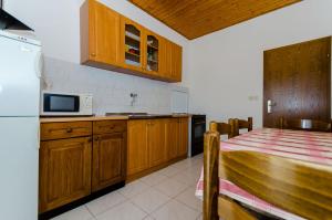 Kuchyň nebo kuchyňský kout v ubytování Apartments Kursan