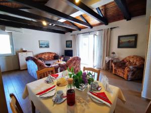 ein Wohnzimmer mit einem Tisch und Stühlen in der Unterkunft Apartments Zuppy in Crikvenica